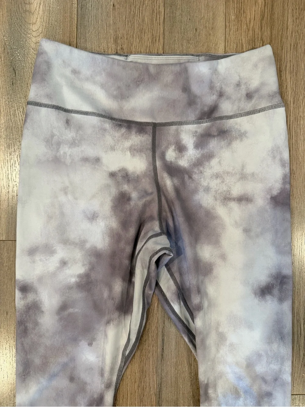 Nike Cropped Tie-Dye Leggings in Light Gray and Lavender